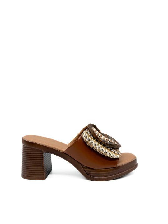 Sandalias Elegantes con Detalles Artesanales y Tacón Ancho Cuero