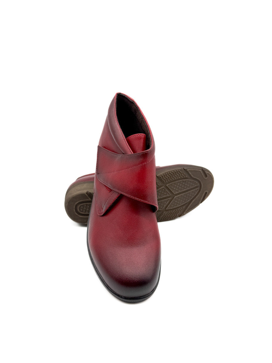 Botines de Cuña Baja con Cierre de Velcro.