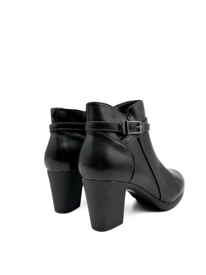 Botines con Hebilla Cruzada y Tacón Grueso: Elegancia y Comodidad en Cada Paso