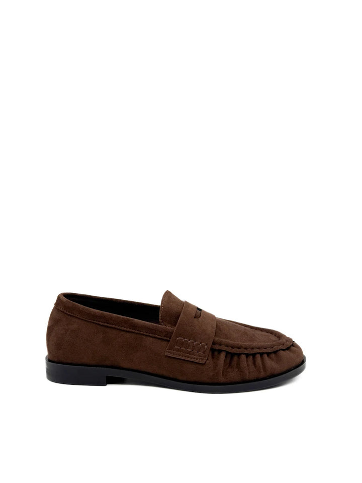 Mocasines de antelina marrón estilo penny loafer.