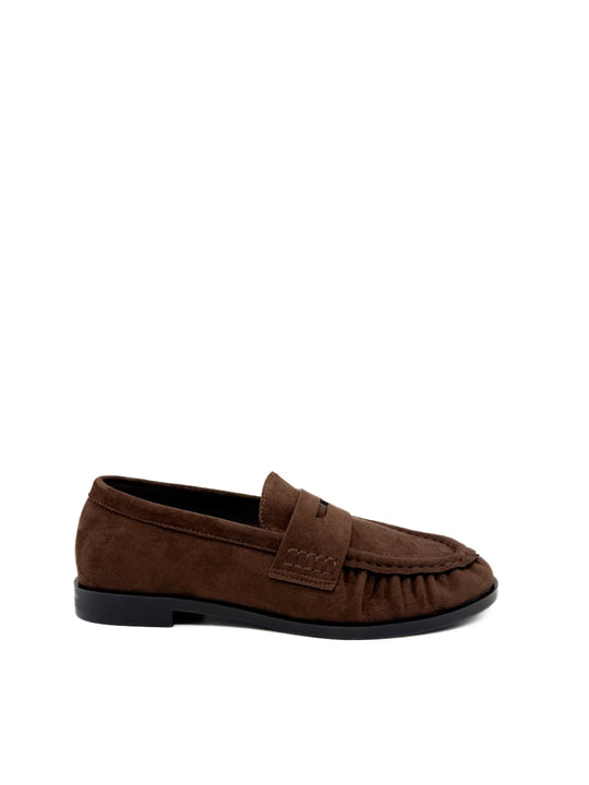 Mocasines de antelina marrón estilo penny loafer.