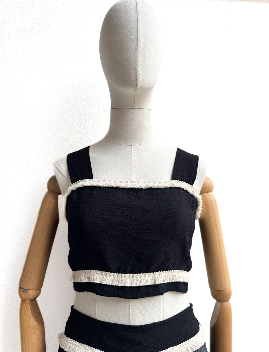 Conjunto Top y Falda con Detalles en Contraste