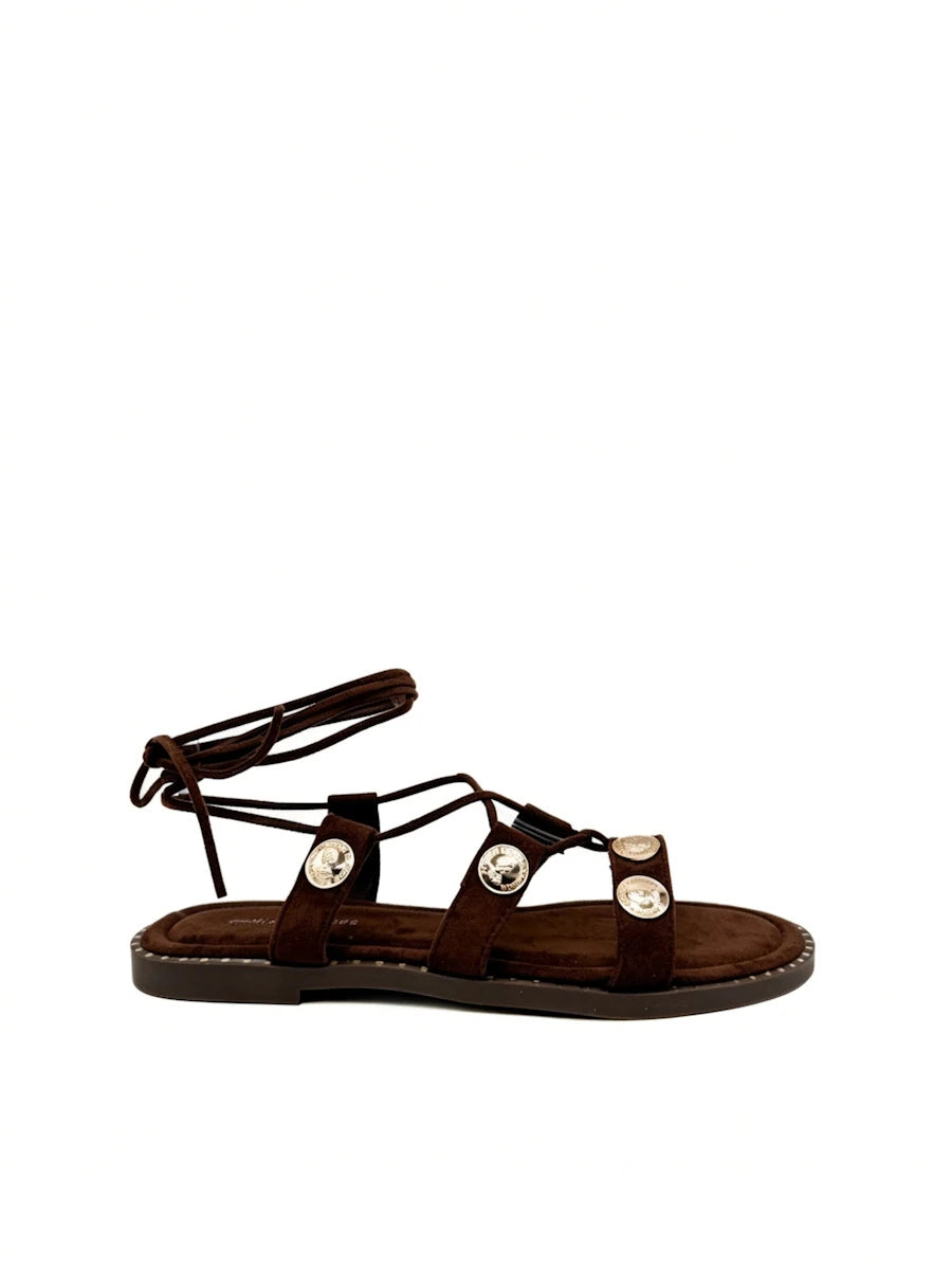 Sandalias romanas marrón oscuro con monedas doradas.