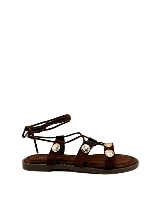 Sandalias romanas marrón oscuro con monedas doradas.
