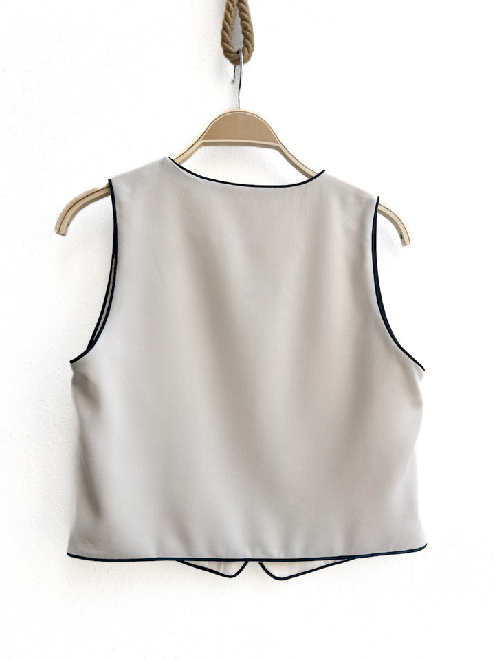 Chaleco y Falda Larga Con Ribetes Contrastantes