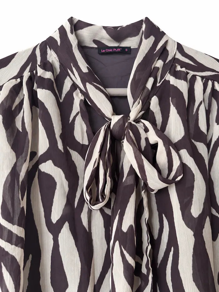 Vestido Corto de Gasa con Estampado de Cebra y Lazada al Cuello