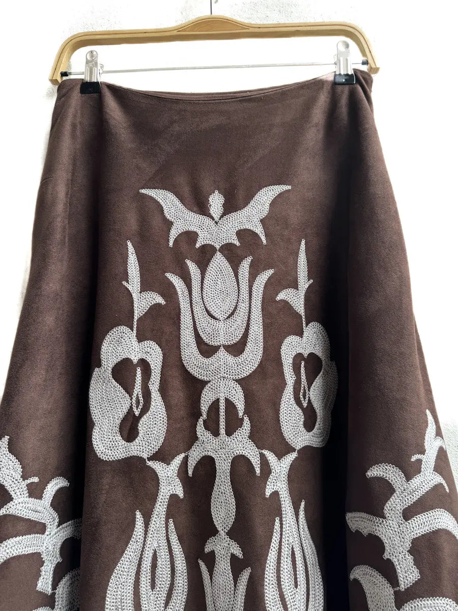 Falda larga con bordado artesanal en tono contrastante