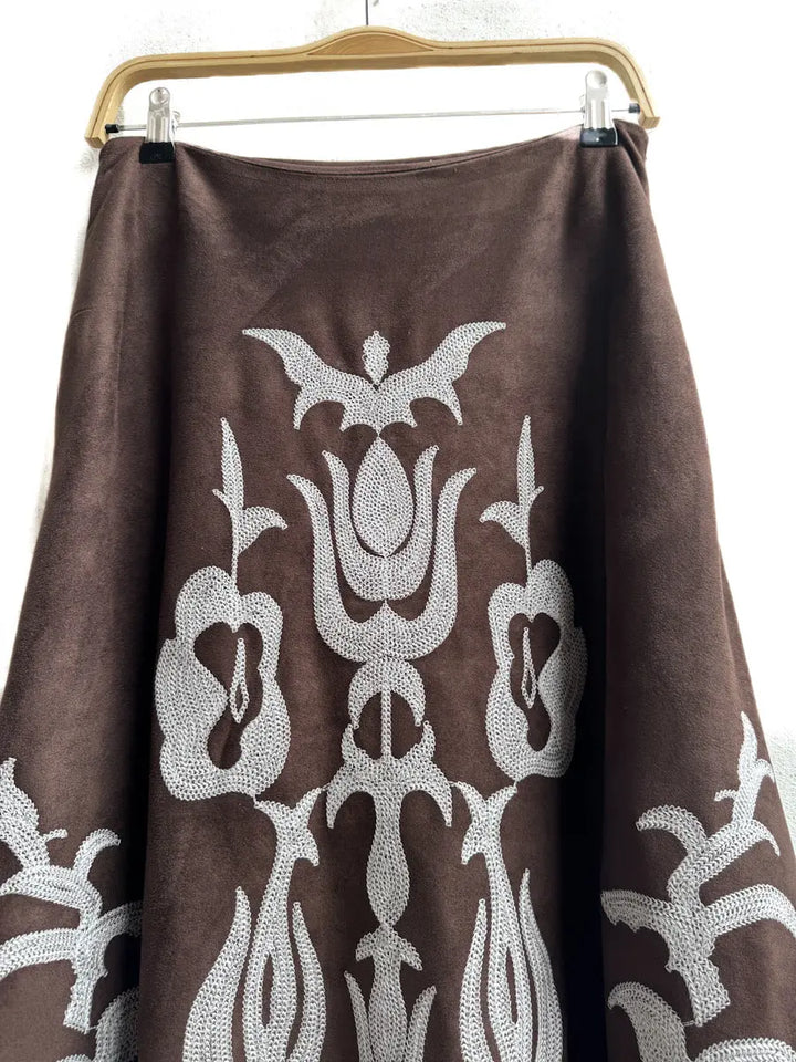 Falda larga con bordado artesanal en tono contrastante