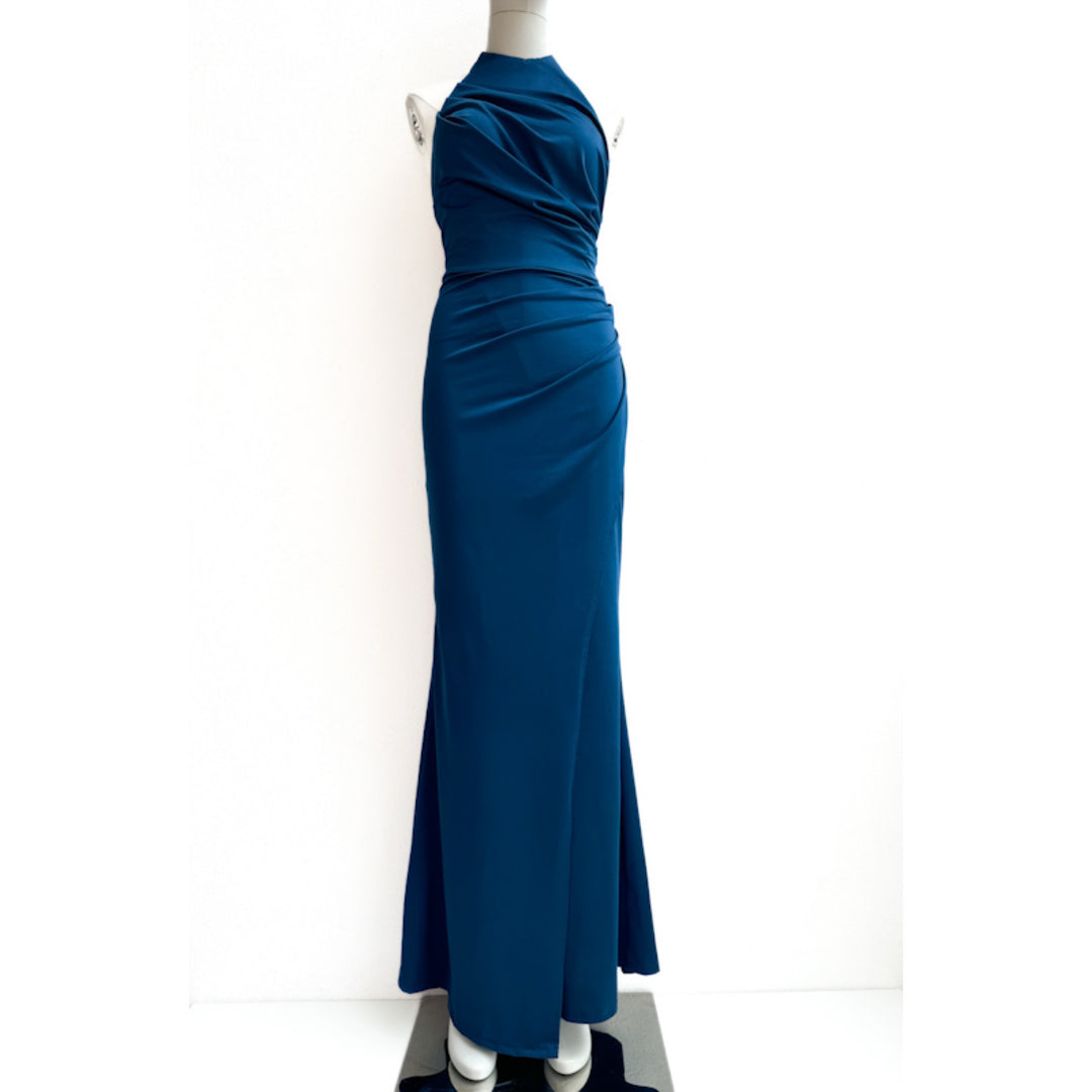 Vestido Largo de Noche con Cuello Halter Estructurado y Lazada.