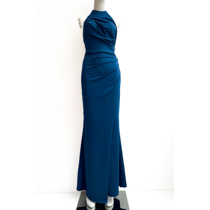 Vestido Largo de Noche con Cuello Halter Estructurado y Lazada.