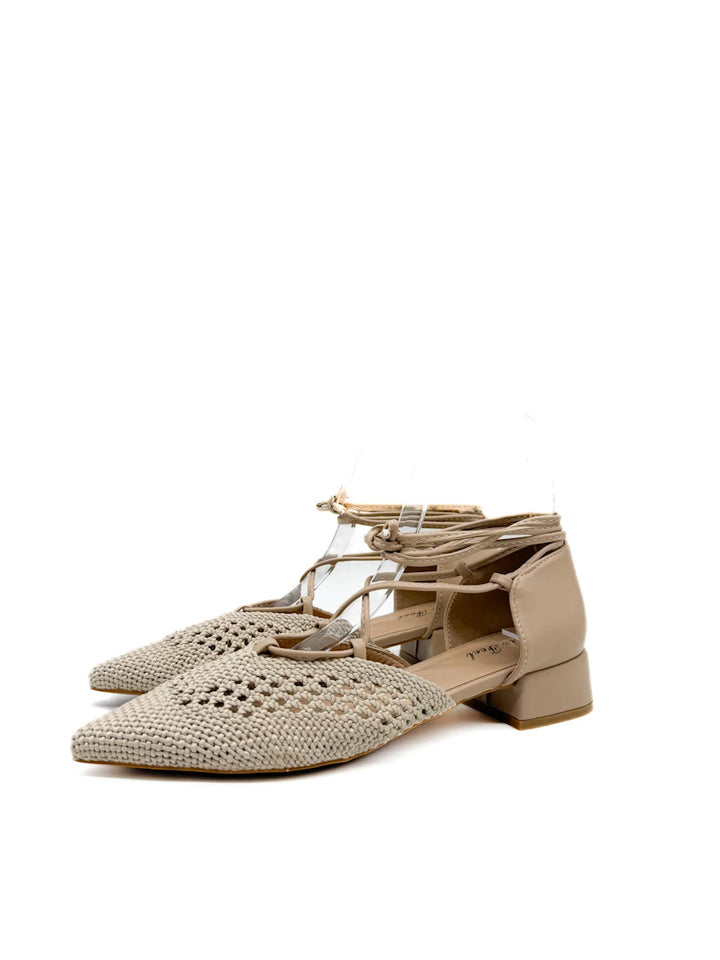 Zapato de tacón bajo con punta trenzada y cintas al tobillo