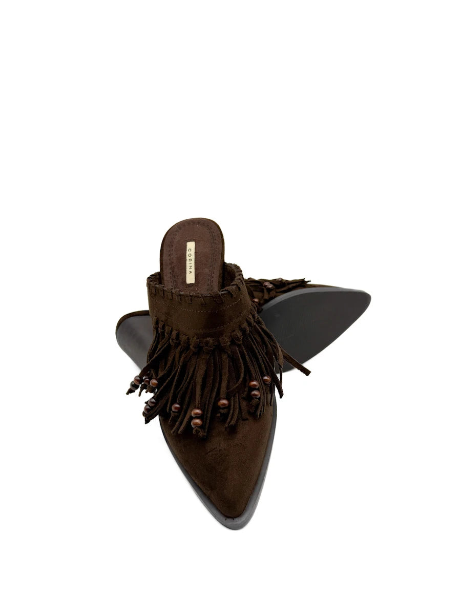 Mules Corina estilo boho-chic en caeml  con flecos y cuentas.