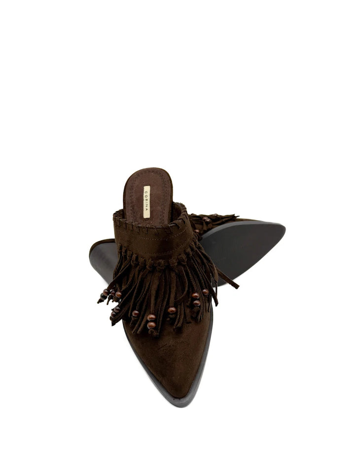 Mules Corina estilo boho-chic en caeml  con flecos y cuentas.