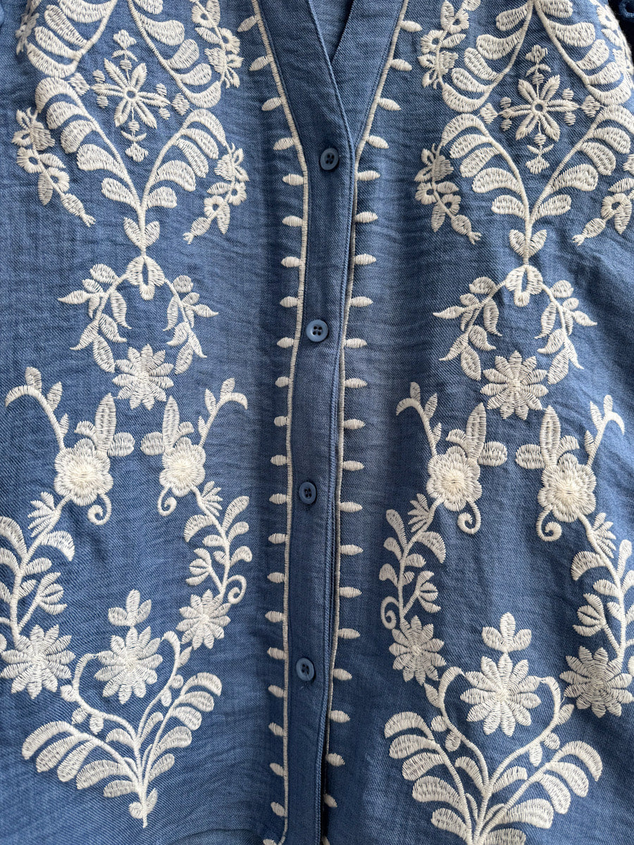 Blusa Bordada Azul con Volantes y Detalles Florales