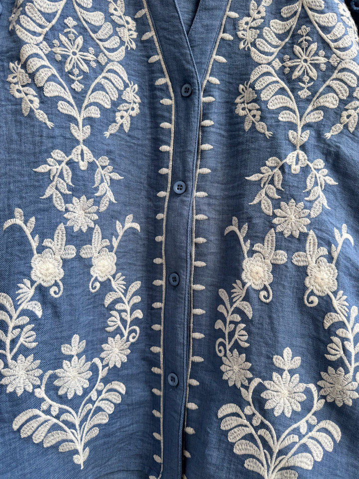 Blusa Bordada Azul con Volantes y Detalles Florales
