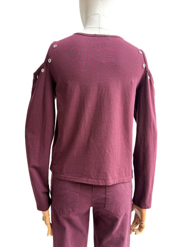 Camiseta con Cortes en Hombros y Detalles Metálicos