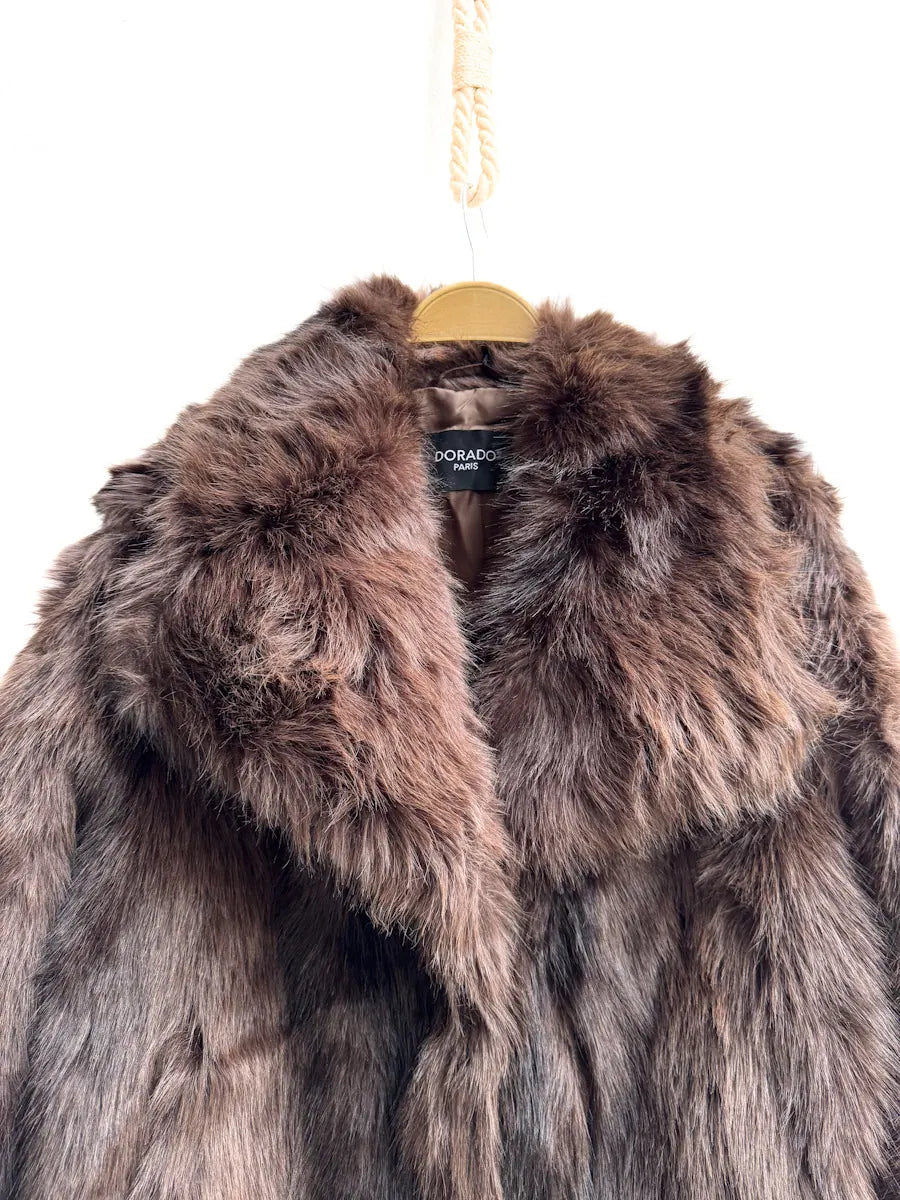 Abrigo corto efecto pelo color marrón