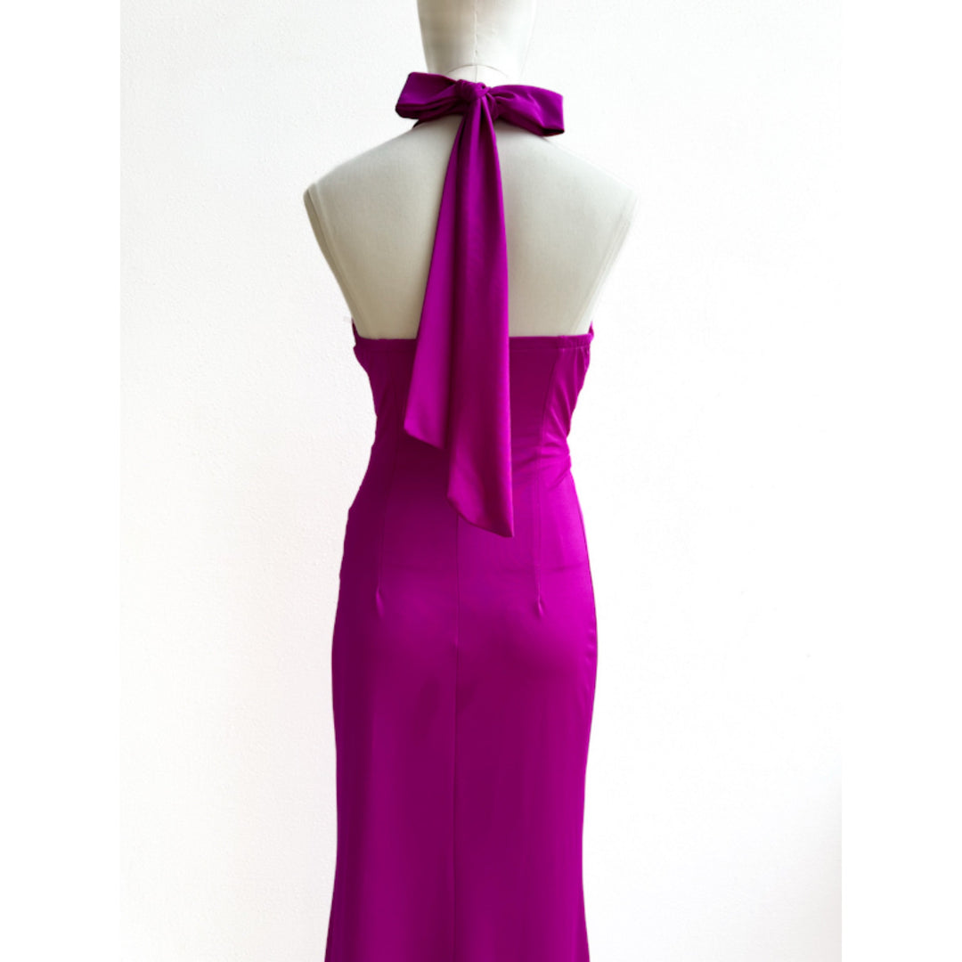 Vestido Largo de Noche con Cuello Halter Estructurado y Lazada.