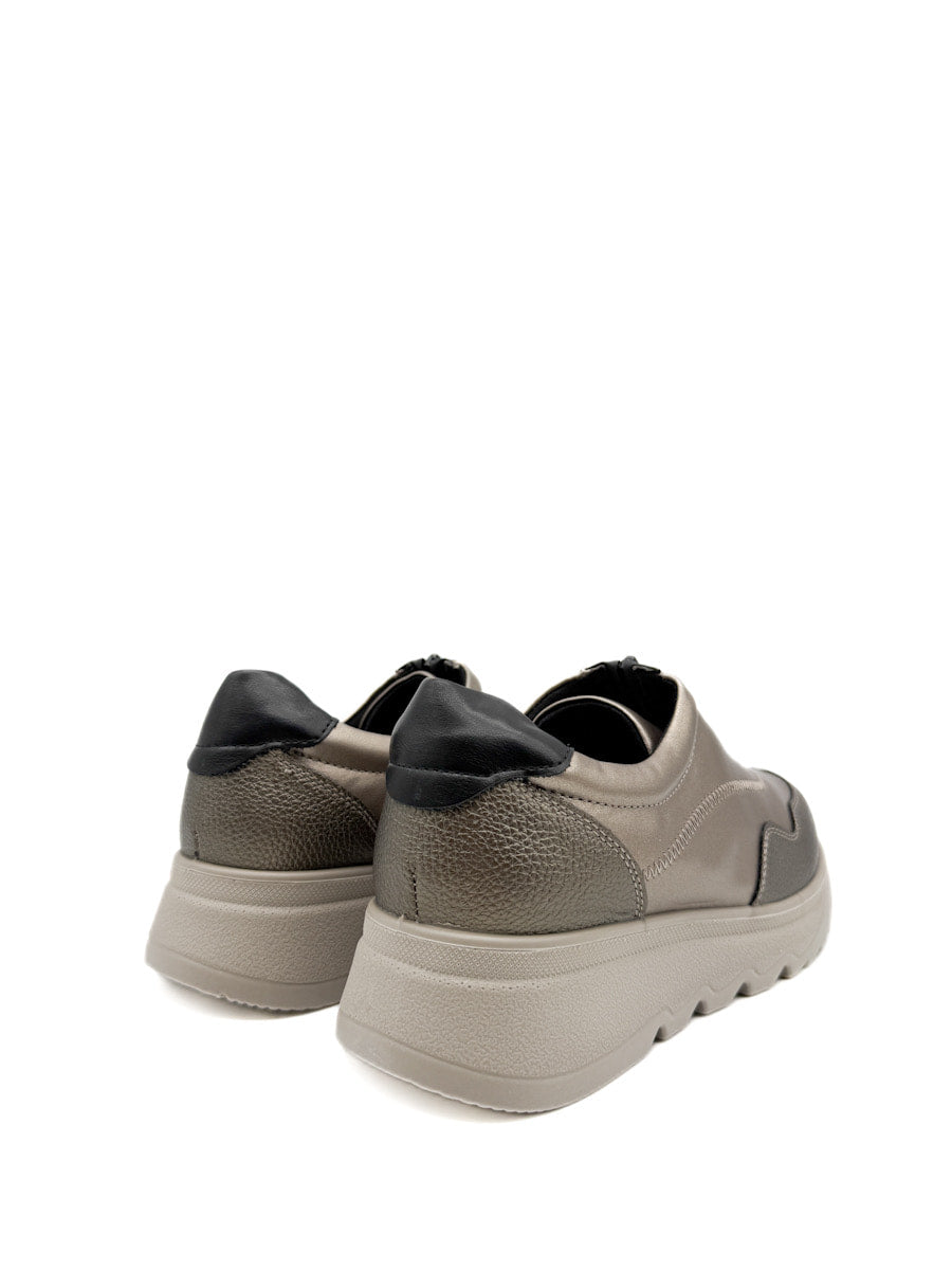 Zapatilla de Plataforma en Tono Metálico con Cremallera Frontal