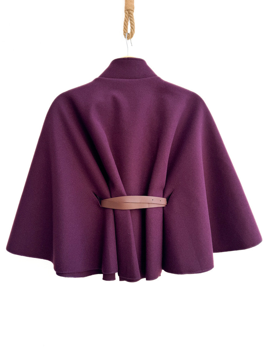 Poncho corta con cinturón y cuello alto