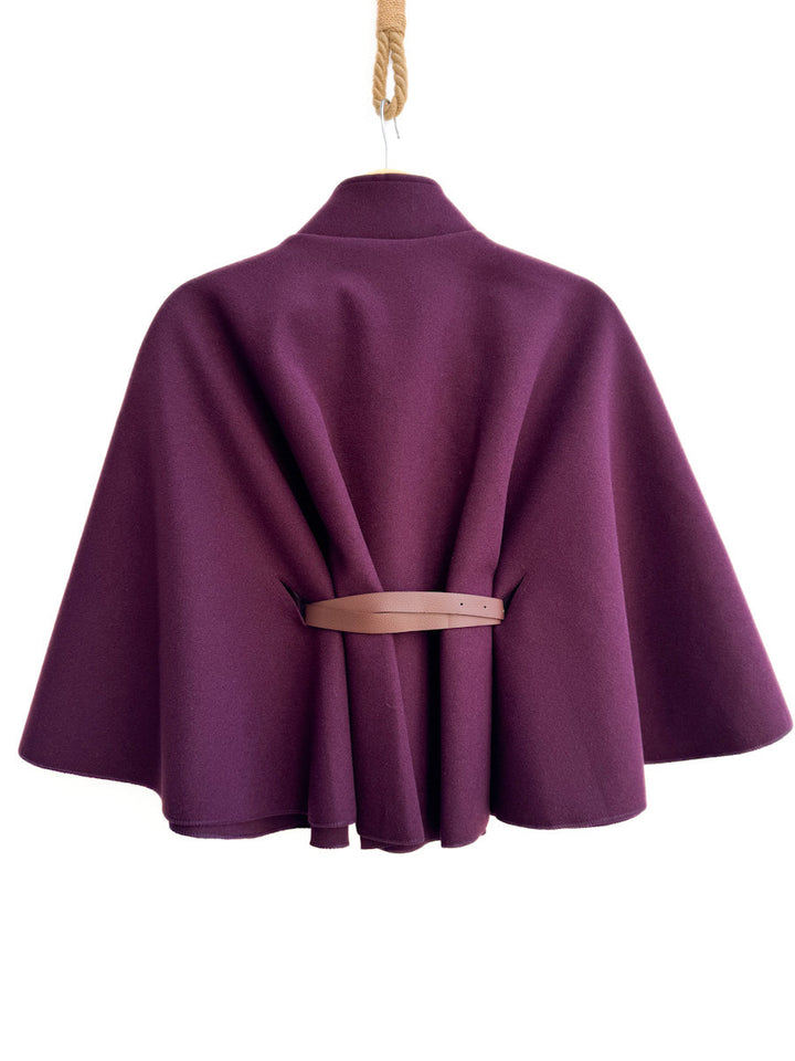Poncho corta con cinturón y cuello alto