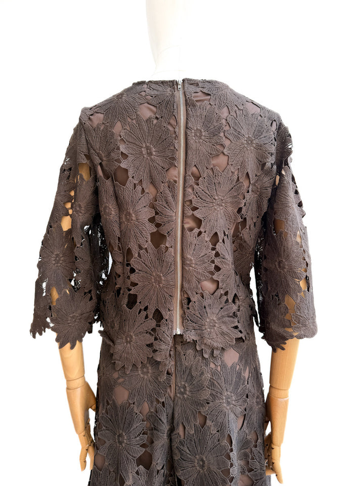 Conjunto calado de dos piezas con diseño floral