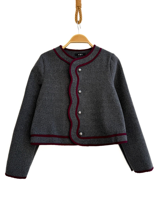 Chaqueta de corte recto con ribetes en contraste y cuello redondo.