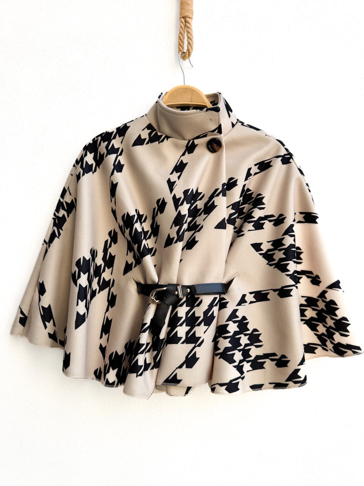 Poncho corta con cinturón y cuello alto
