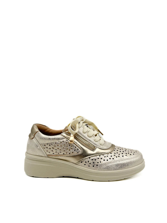 Zapatillas de cuña oro metalizado con calados láser y cordones.