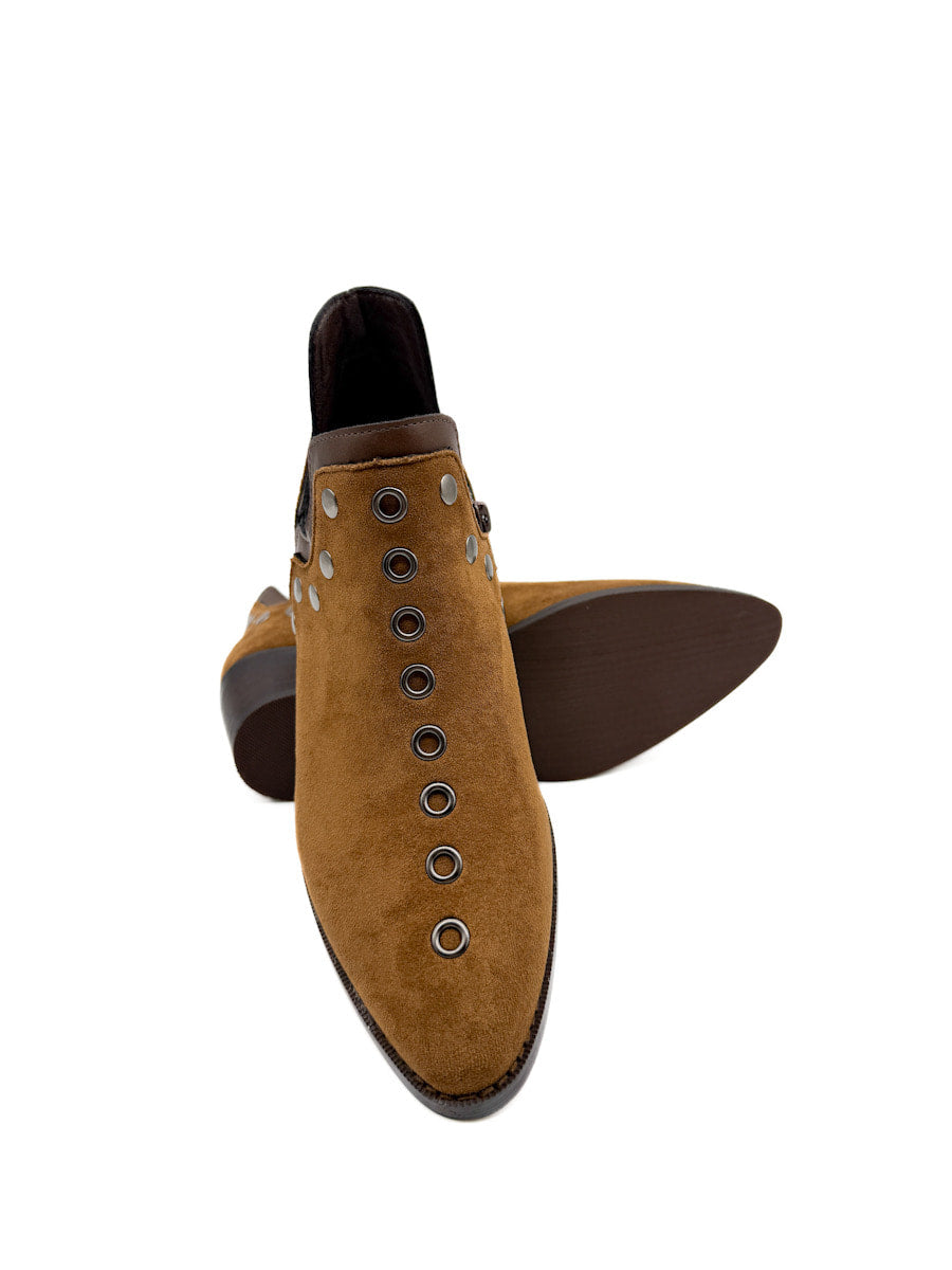 Botines cowboy con tachuelas y cremallera lateral.