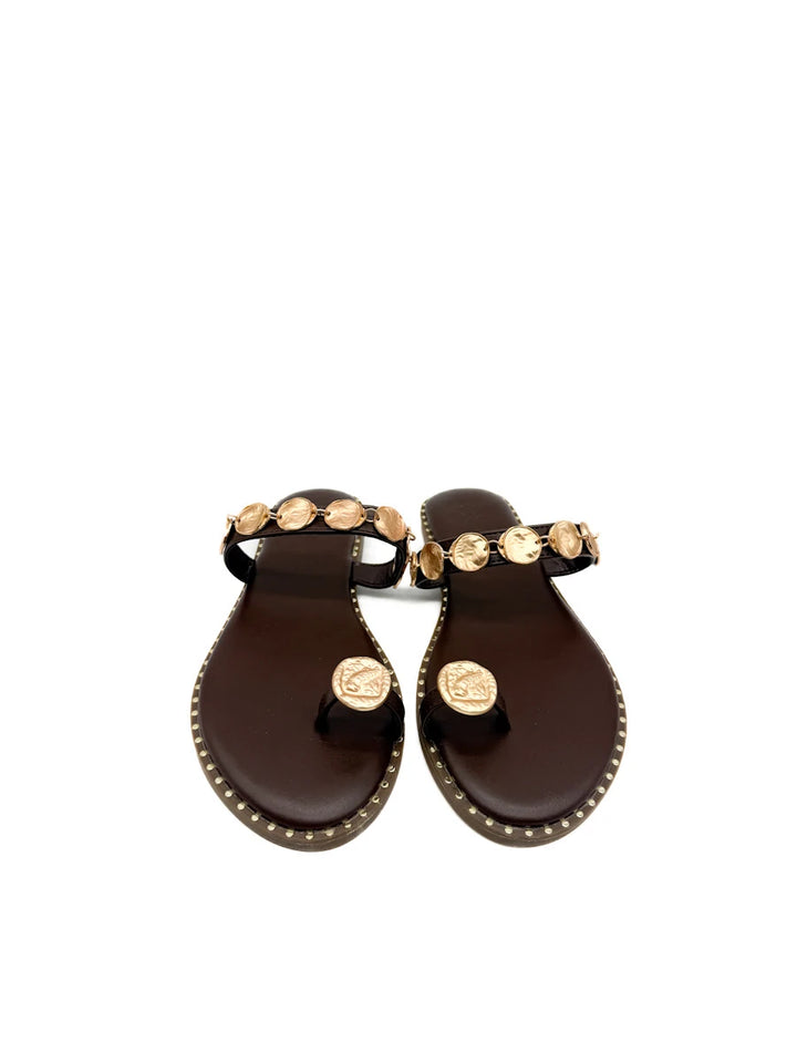 Sandalias planas con monedas doradas y anillo al dedo