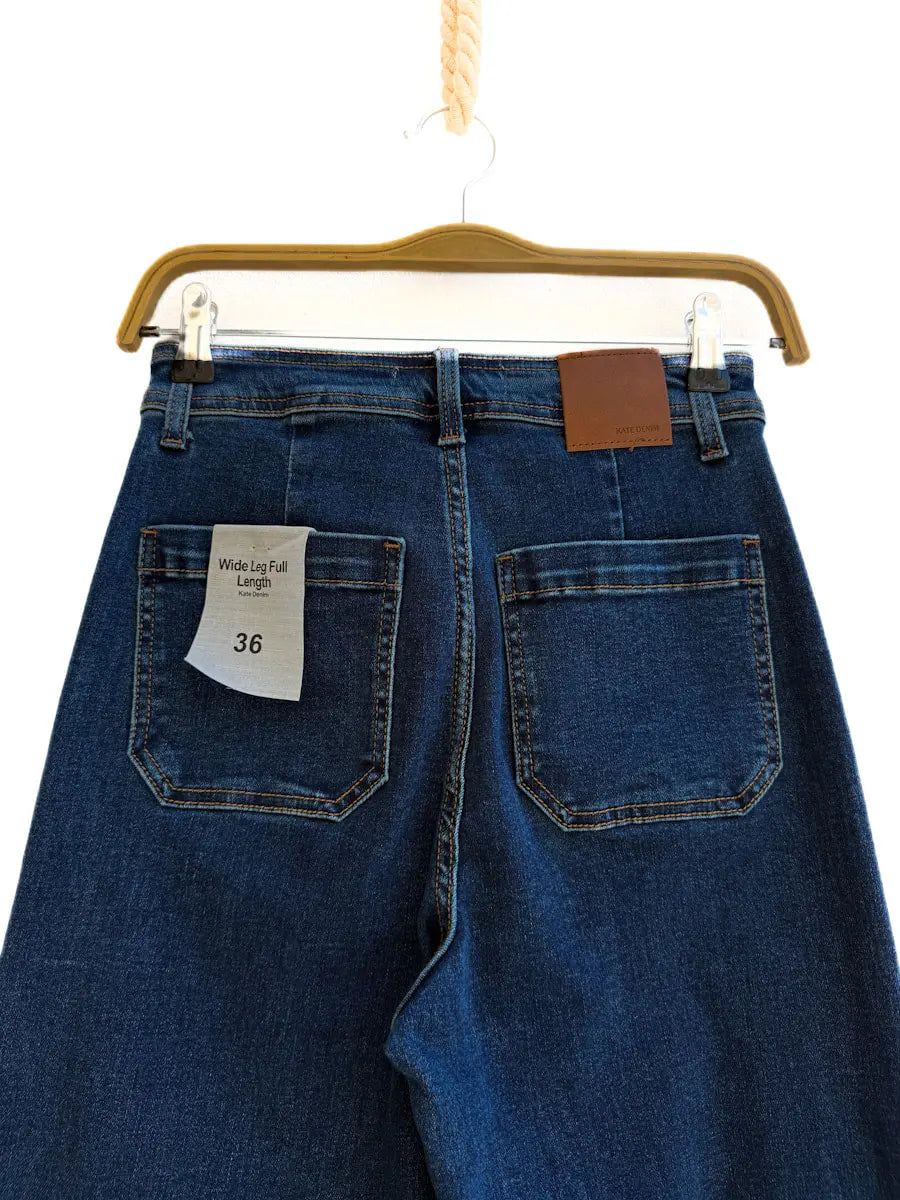 Jeans de Corte Ancho con Detalles Tachas Dorado Estilo Moderno y Elegante