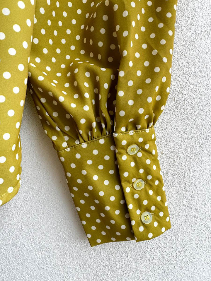 Blusa de Lunares con Lazo en el Cuello, Disponible en Beige y Mostaza