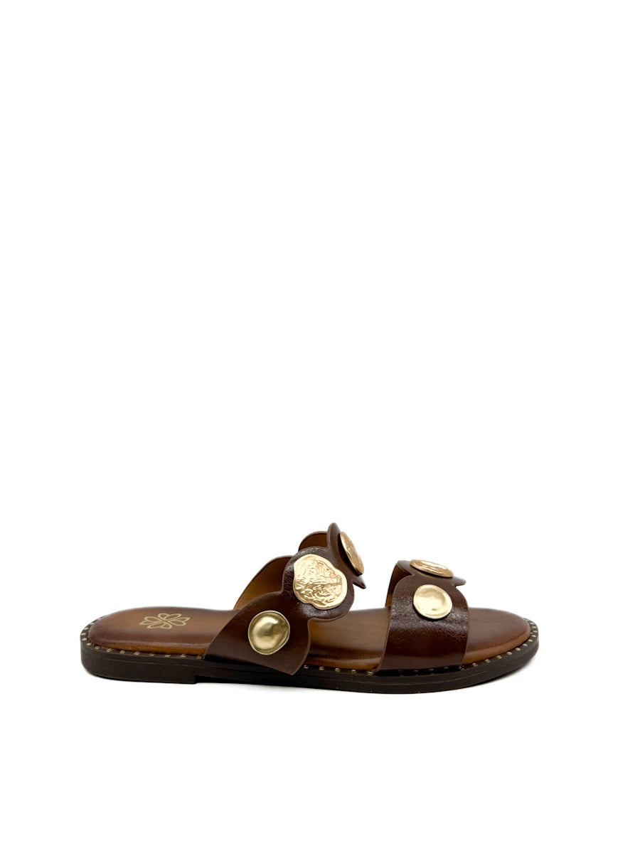 Sandalias de pala con medallones dorados y cuero marrón.