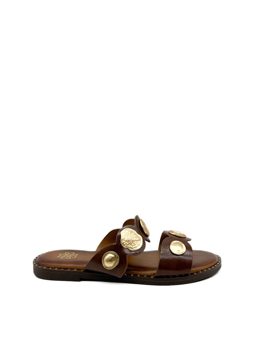 Sandalias de pala con medallones dorados y cuero marrón.