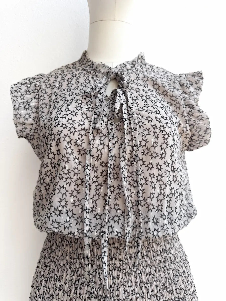 Vestido Corto Estampado con Nido de Abeja y Volantes