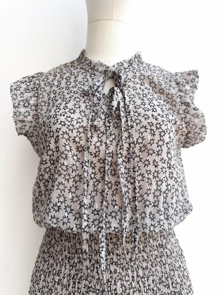 Vestido Corto Estampado con Nido de Abeja y Volantes