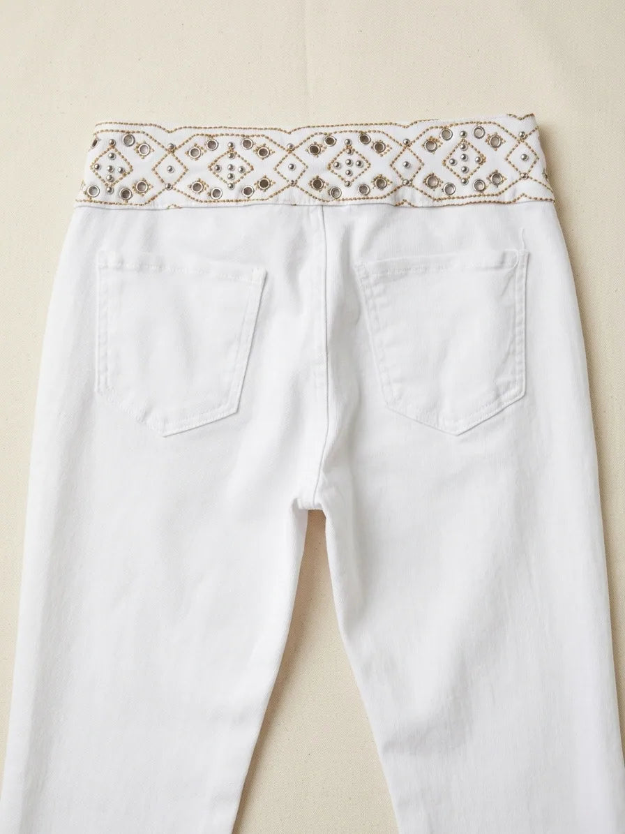 Pantalón ancho blanco con bordado decorativo