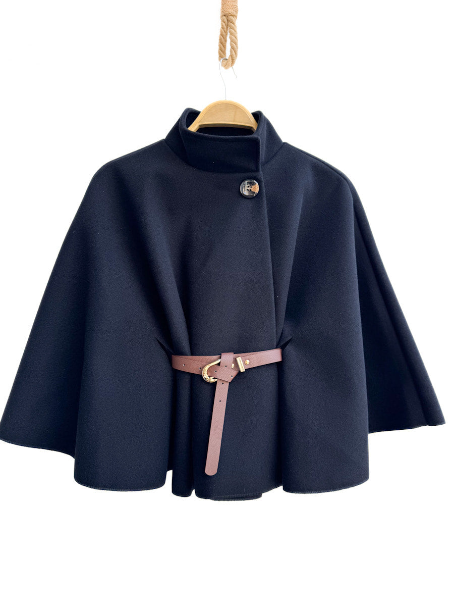 Poncho corta con cinturón y cuello alto