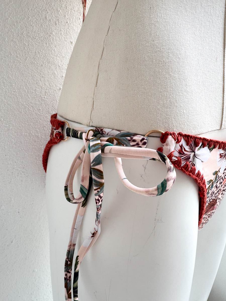 Bikini Triángulo con Estampado Tropical