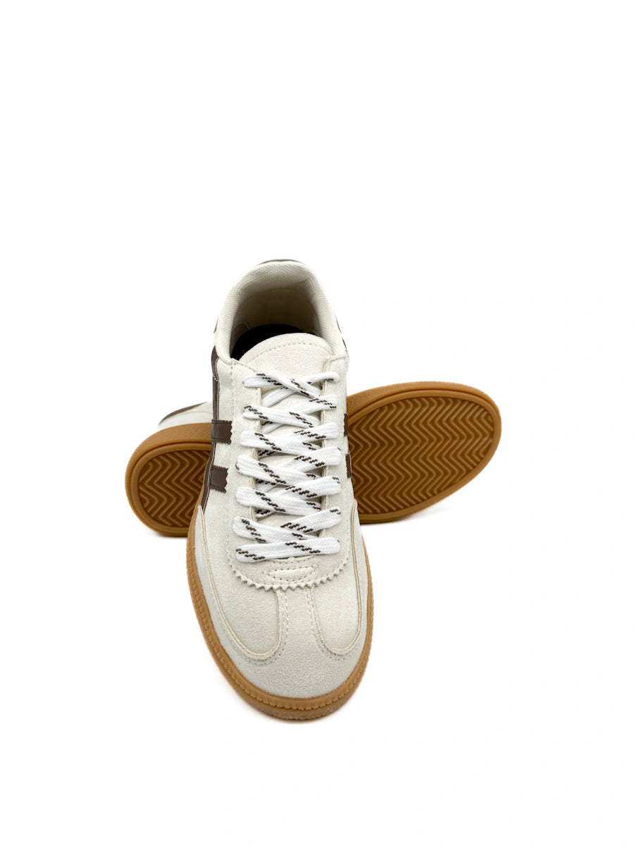 Zapatillas Corina Estilo Terrace con Detalles de Contraste y Suela Texturizada.