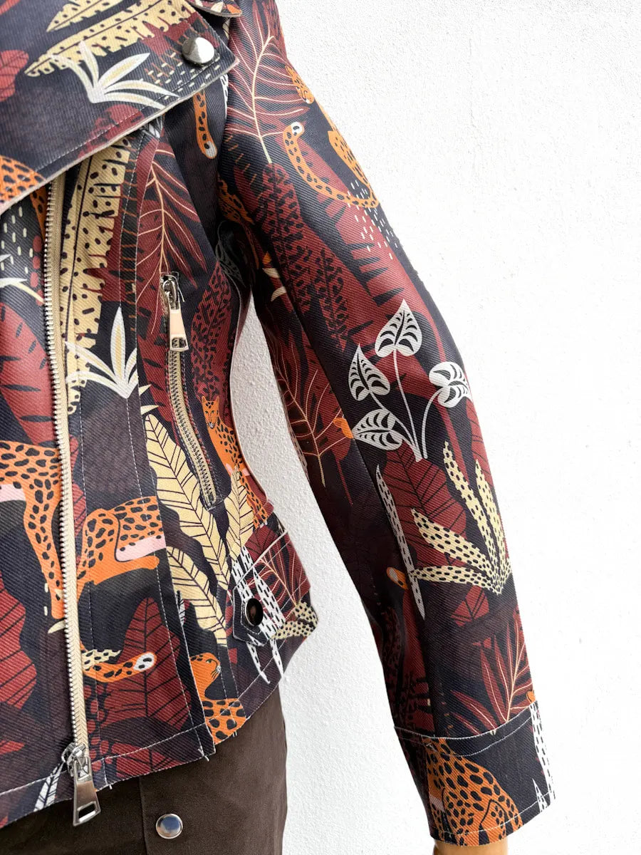 Chaqueta Biker con Estampado Tropical y Leopardo – Diseño Audaz y Moderno
