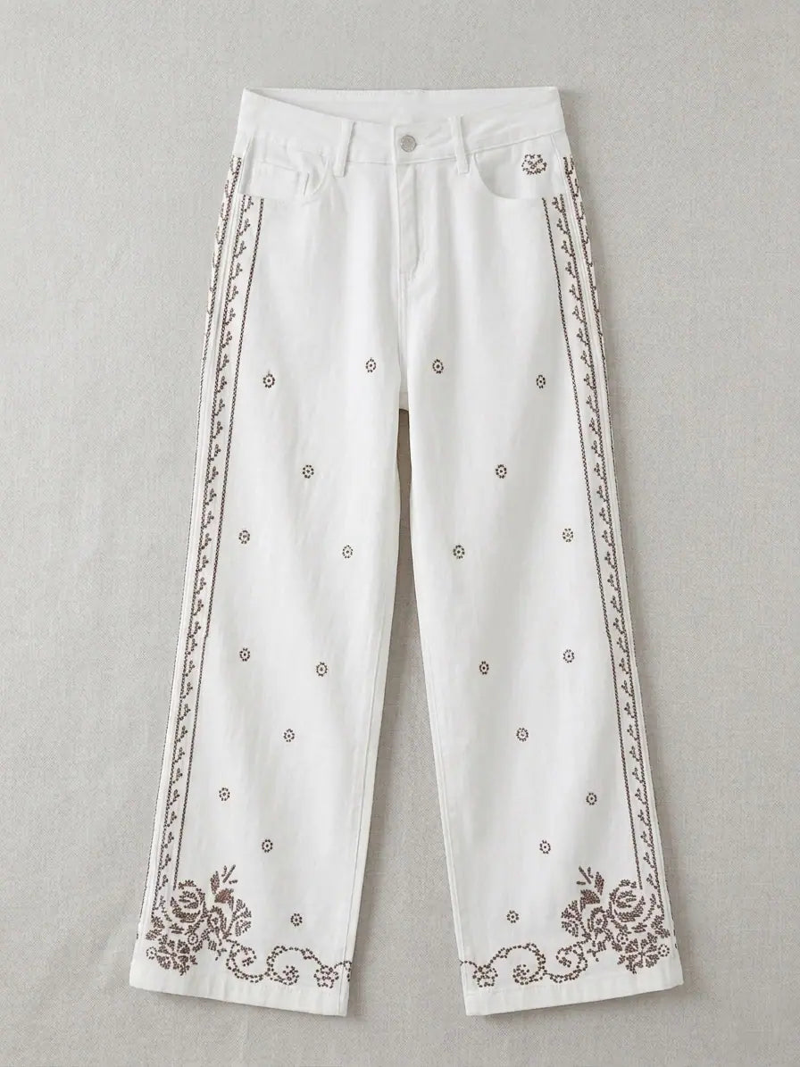 Pantalón blanco recto con bordados artesanales.