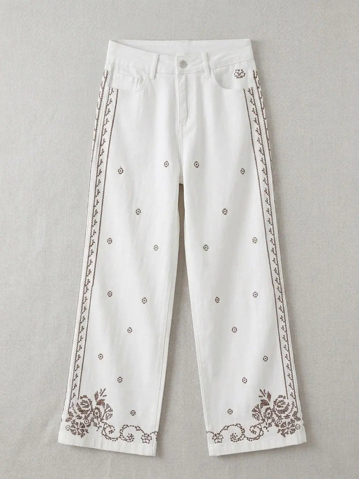 Pantalón blanco recto con bordados artesanales.