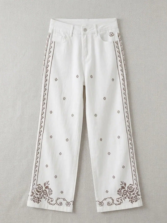 Pantalón blanco recto con bordados artesanales.