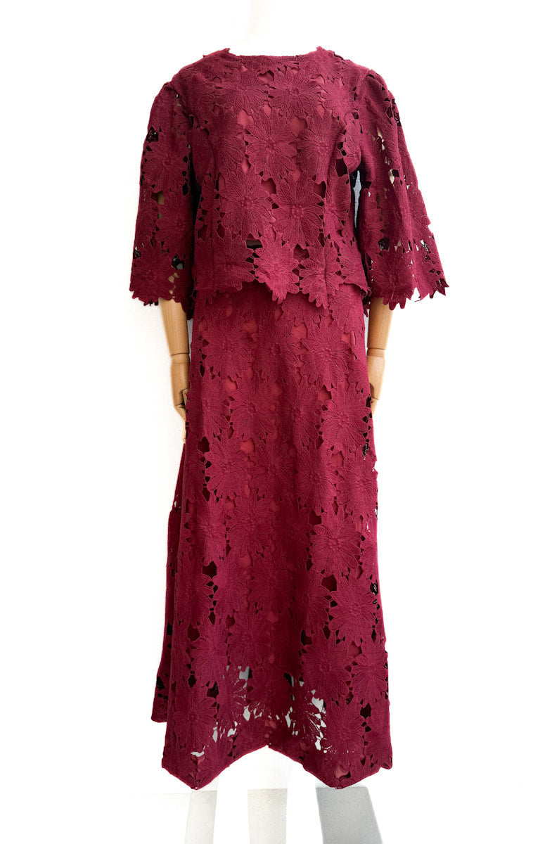 Conjunto calado de dos piezas con diseño floral Burdeos