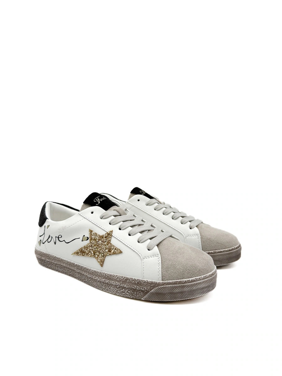Zapatilla Urbana con Estrella Dorada y Detalle "Love