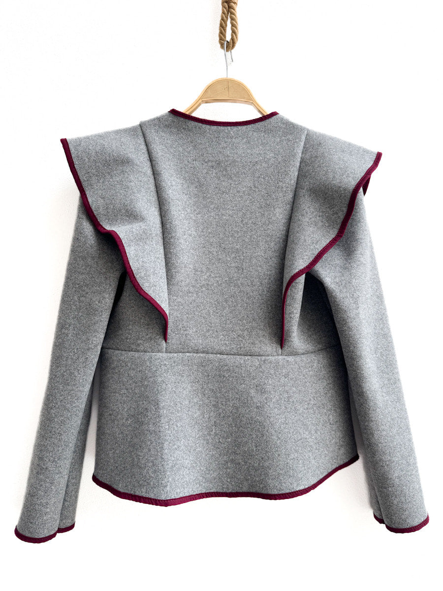 Chaqueta de paño con volante frontal y ribete en contraste