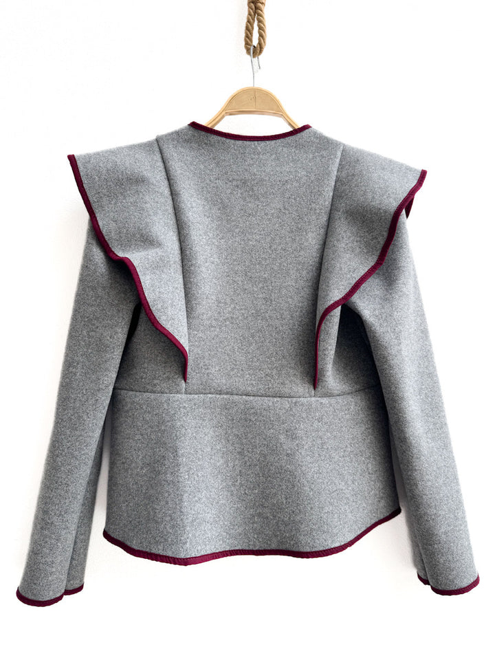 Chaqueta de paño con volante frontal y ribete en contraste