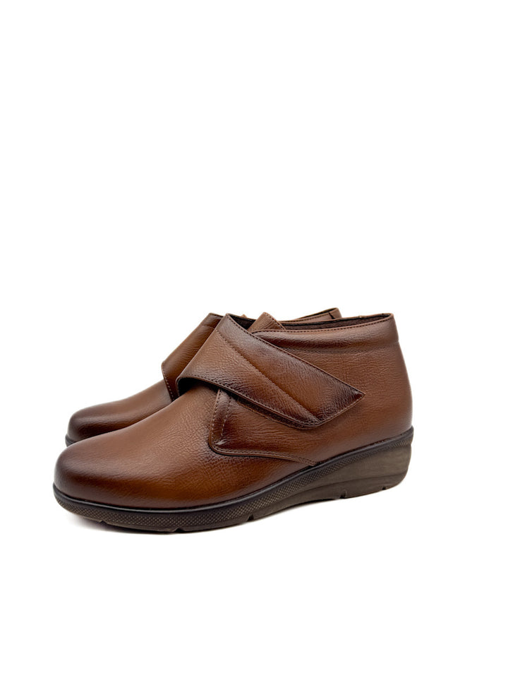 Botines de Cuña Baja con Cierre de Velcro.